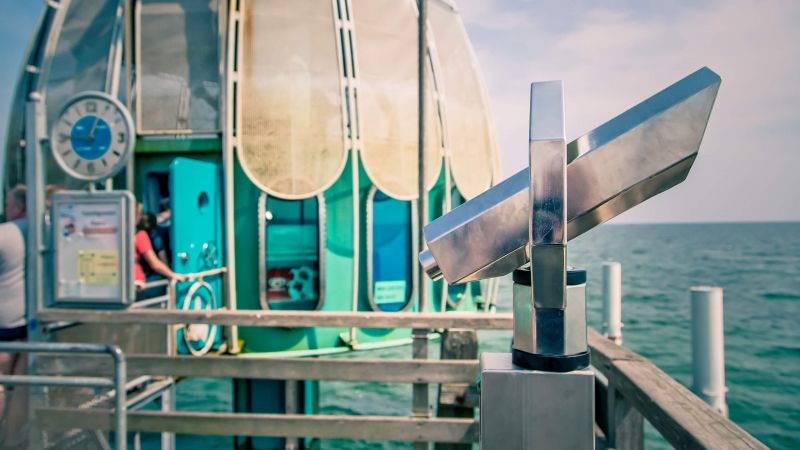 Tauchgondel & Fernglas an der Ostsee